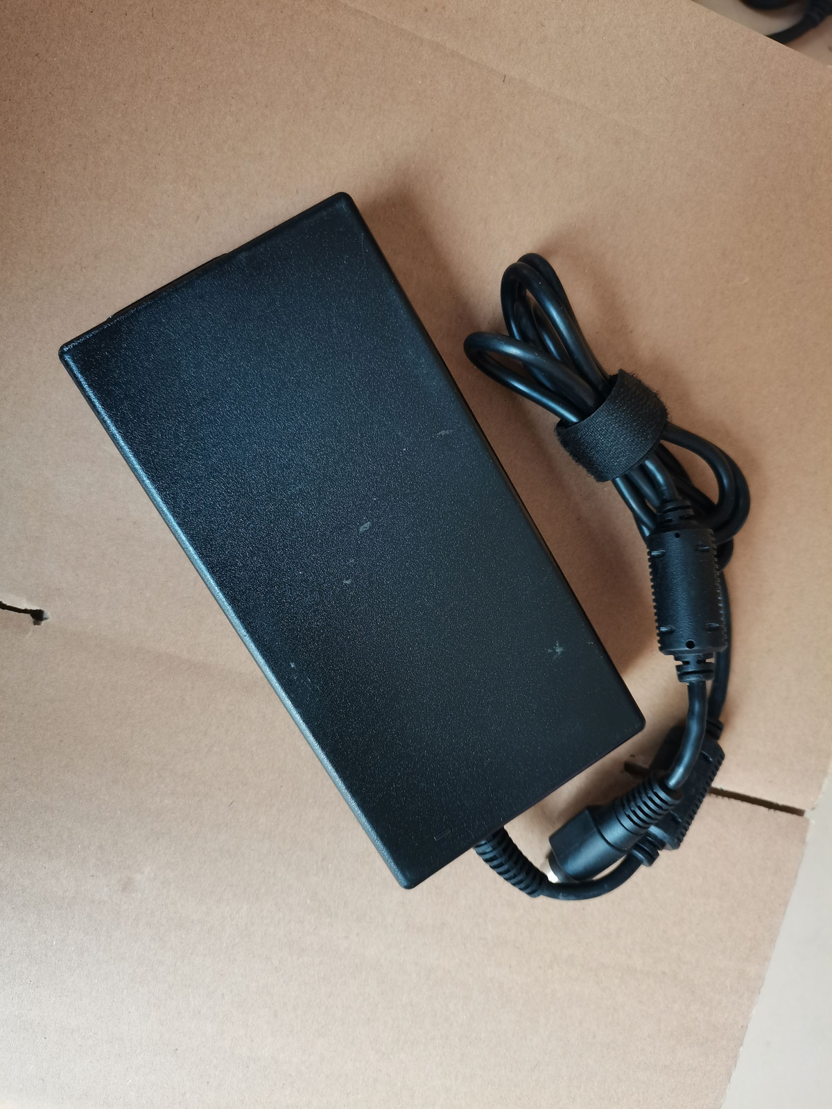 OEM Delta 230W 19.5V 11.8A ADP - огляд і ціна Pc Gaming Uk
